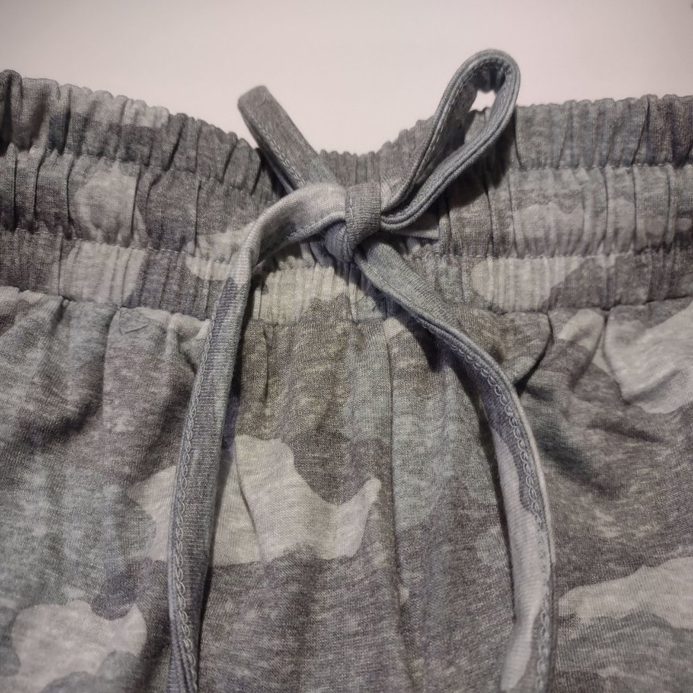 a:glow Under Belly Maternity Lounge Shorts Green Camo NWT - Picture 6 of 8